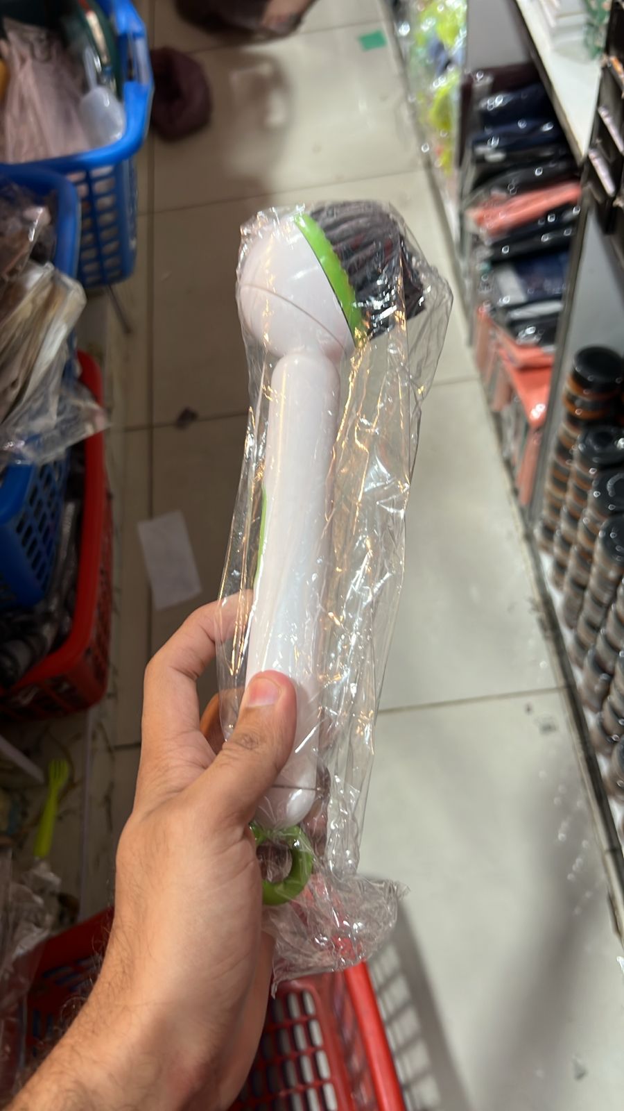 Kitchen Cleaning Adjustable Handle Brush With Soap Dispenser Refillable PET Portable Head For Dishes Pans Pots (Random Colour)